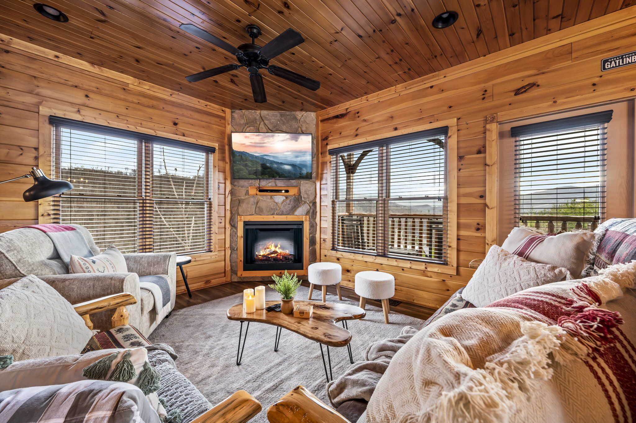 *Stunning 4BD Cabin w\/ Hot TUB! Theater + VIEWS!*