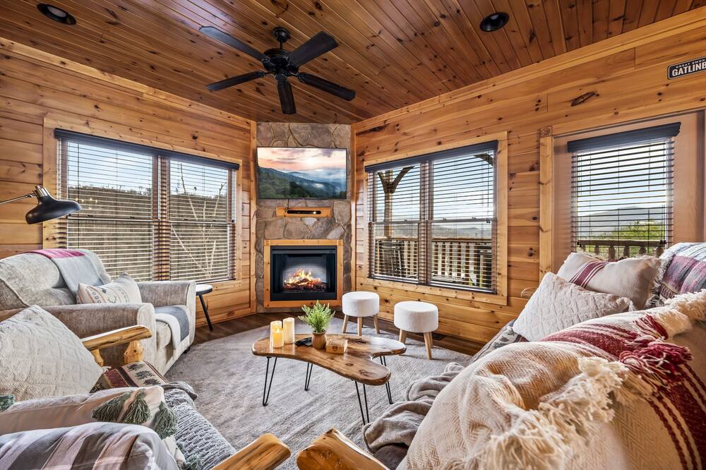 *Stunning 4BD Cabin w\/ Hot TUB! Theater + VIEWS!*