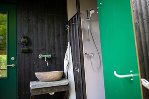 Basic Cabin (Julius Cabins, shower on the outside) | Bathroom shower
