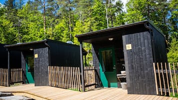 Basic Cabin (Julius Cabins, shower on the outside) | Pillowtop beds, free WiFi, bed sheets