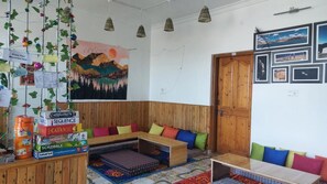 Living area - The Hostel Stories Bir - Landing Site (Baijnath)