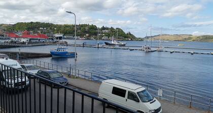 Bay View Esplanade Apartment Overlooking Harbour