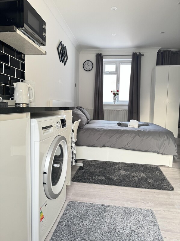 Studio | Free WiFi, bed sheets - Little Gem Studio Near Sutton High Street (Sutton)