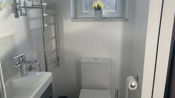 Studio | Bathroom | Shower, towels