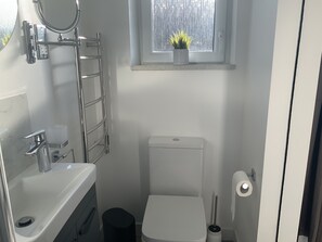 Studio | Bathroom | Shower, towels