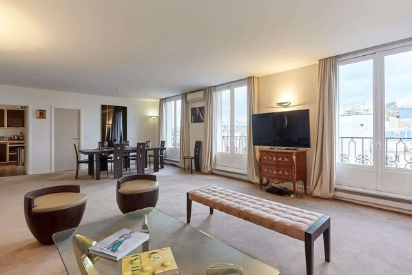 TV, offices - Superb Arc de Triomphe apartment (Paris)