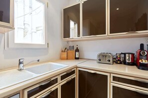 Fridge, microwave, oven, stovetop - Superb Arc de Triomphe apartment (Paris)