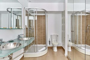 Shower, hair dryer, shampoo - Superb Arc de Triomphe apartment (Paris)