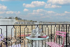 Outdoor dining - Superb Arc de Triomphe apartment (Paris)