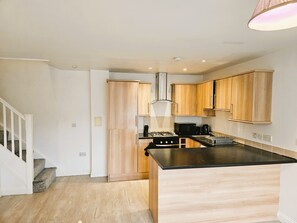 Private kitchen - Impeccable 2-bed House in Basildon (Basildon)