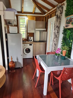 Frigorífico, microondas, horno y placa de cocina