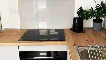 Jääkaappi, mikroaaltouuni, uuni, astianpesukone