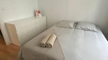 2 makuuhuonetta, silitysrauta/-lauta, vauvan matkasänky, Wi-Fi