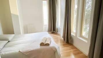 2 habitaciones, tabla de planchar con plancha, cuna de viaje y wifi