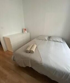 2 habitaciones, tabla de planchar con plancha, cuna de viaje y wifi 