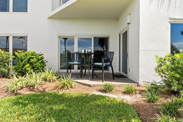 Un edificio moderno con un patio cubierto que cuenta con una mesa y sillas.