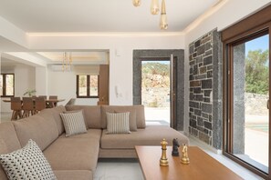 スマートテレビ、卓球台、書庫、ステレオ