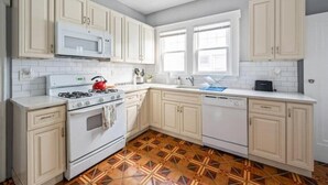 Cafetera y tetera, refrigerador, microondas y horno