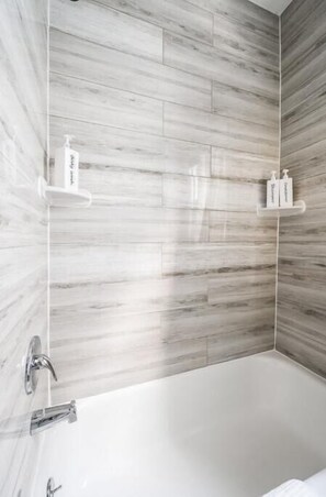 Secador de cabelo, toalhas de banho, sabonete, shampoo