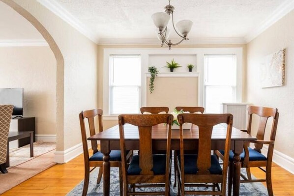 Dining - Large 3 BDR 10 mins to EWR Airport Bus to NYC (Newark)