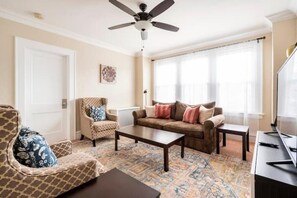 Smart TV - Large 3 BDR 10 mins to EWR Airport Bus to NYC (Newark)