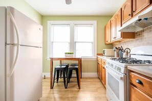 Fridge, microwave, oven, stovetop - Large 3 BDR 10 mins to EWR Airport Bus to NYC (Newark)