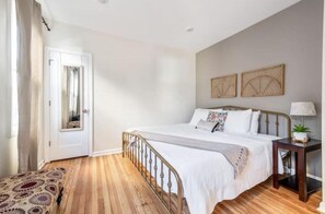 2 室のベッドルーム、デスク、アイロン / アイロン台、WiFi (無料)