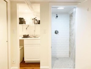 Douche, serviettes fournies, papier toilette