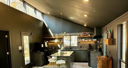 T&A Getaway - Berkeley Springs, WV - Stylish cozy private cabin - 2 BR