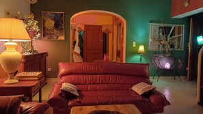 スマートテレビ、暖炉、書庫