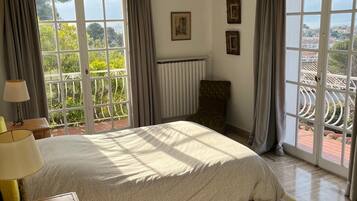 7 slaapkamers, een strijkplank/strijkijzer, reisbedje, gratis wifi