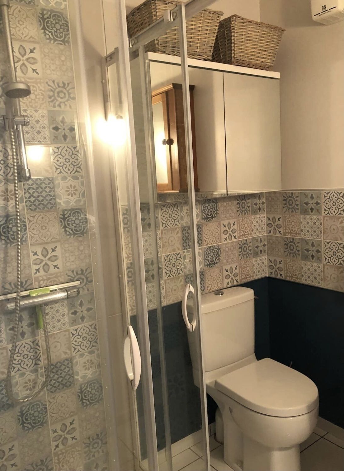 Hiustenkuivaaja, pyyhkeet, saippua, sampoo