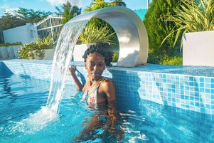 2 piscinas al aire libre, sombrillas, sillones reclinables de piscina