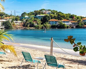 Nær stranden og strandhåndklær