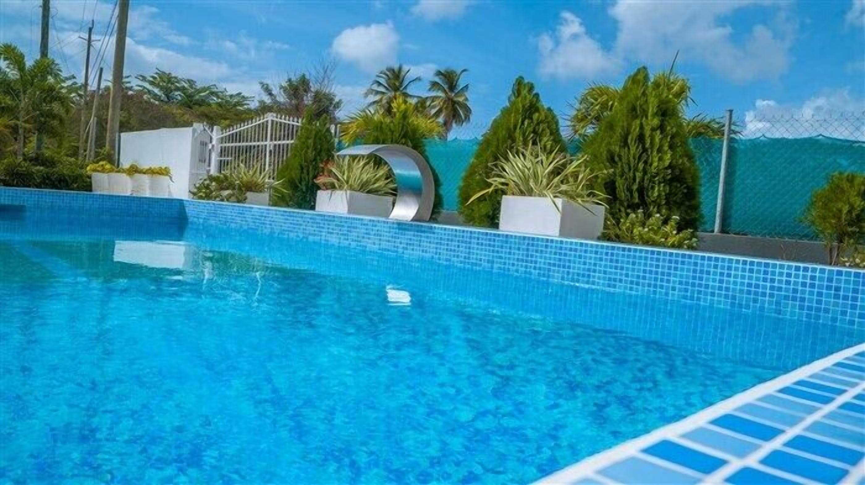 2 座室外游泳池，提供泳池遮陽傘和日光浴躺椅