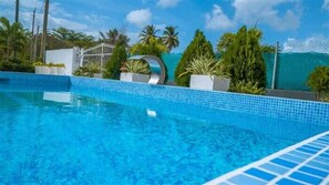 2 albercas al aire libre, sombrillas en la alberca y camastros 