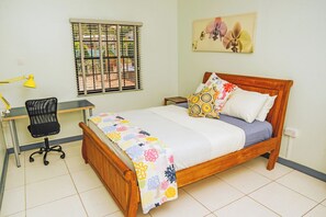 Safe på rommet, skrivebord og skrivebord for bærbar PC