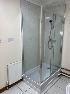Cottage | Bathroom | Shower, towels