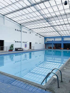 Indoor pool, outdoor pool - Chaupimundo Lodge (San Antonio de Pichincha)