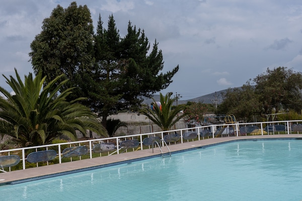 Alberca techada y alberca al aire libre