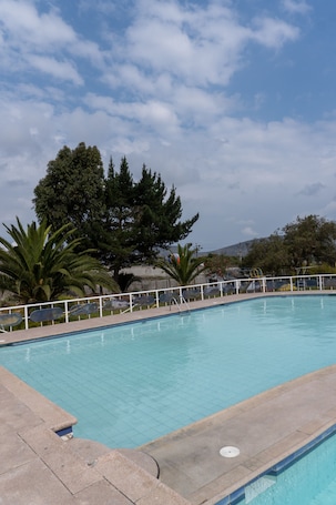 Una piscina techada, una piscina al aire libre