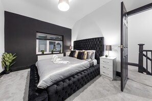 3 bedrooms, soundproofing, iron/ironing board, free WiFi - 2 Bed Flat - Sleeps 8 - Pets - Parking - Wifi (Blackpool)