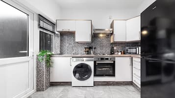 House | Private kitchen | Fridge, microwave, oven, stovetop