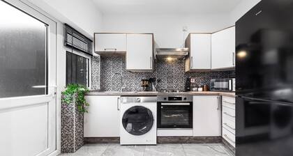 2 Bed Flat - Sleeps 8 - Pets - Parking - Wifi