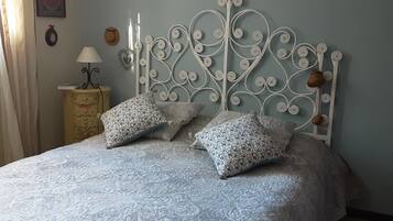 3 slaapkamers, een strijkplank/strijkijzer, gratis wifi, beddengoed