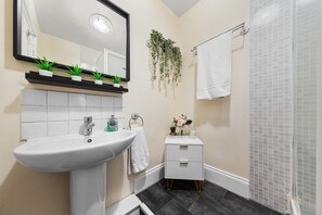 Apartamento | Baño | Ducha, secador de pelo y toallas