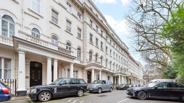 A row of classic, white, multi-story buildings with large windows and balconies. - 1 Bed Flat - Sleeps 5 - Pets - Parking - Wifi (London)