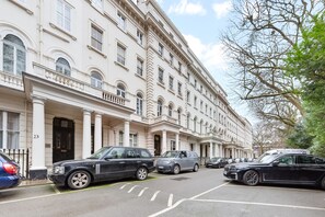 Apartment | Parking | Free self parking