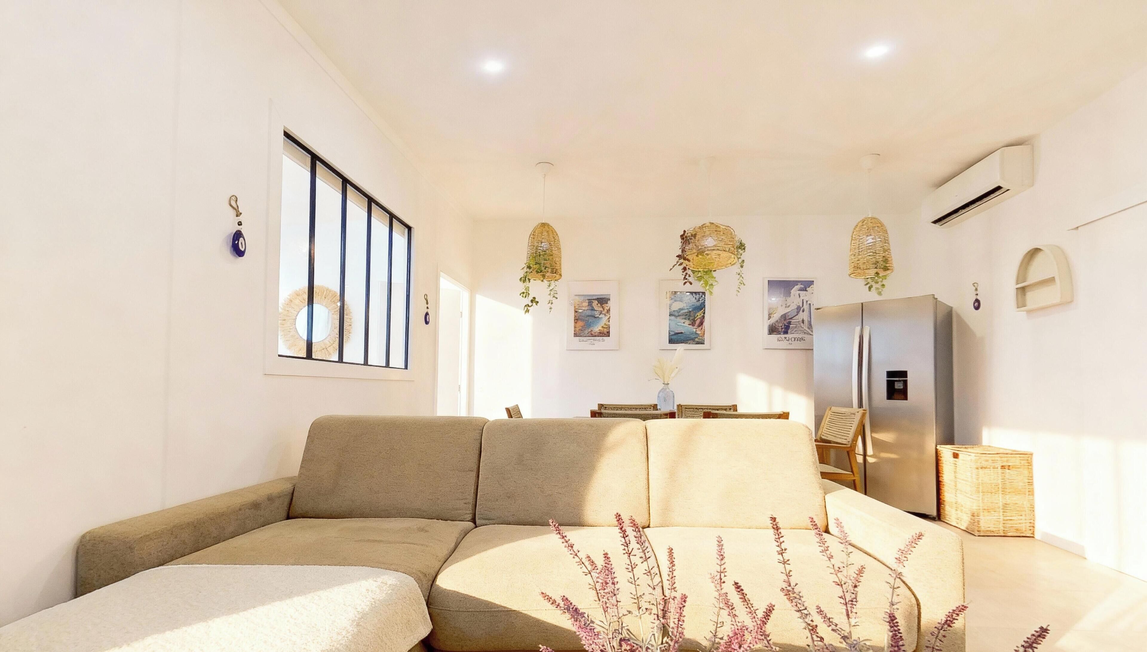 MYKONOS | Vardagsrum | 107-centimeters platt-tv med kabelkanaler, Netflix och betalfilmer