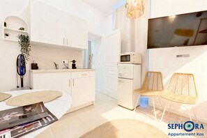 KOS/KEA | Zona de estar | Televisión de pantalla plana de 107 cm con canales por cable, Netflix